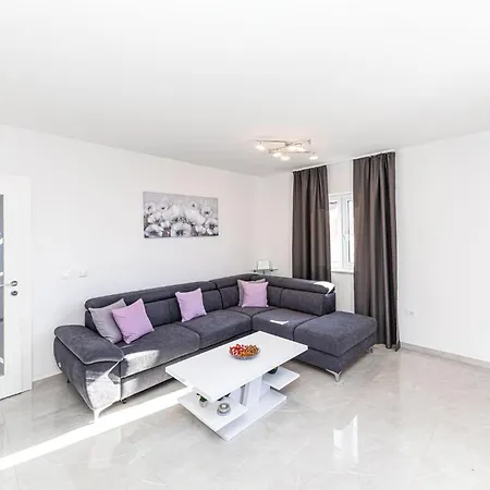 Beautiful In Okrug Gornji With Kitchen Trogir