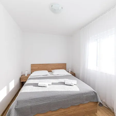 Apartmán 2 Bedroom Awesome In Okrug Gornji *