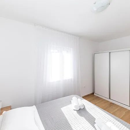 Appartement Beautiful In Okrug Gornji With Kitchen