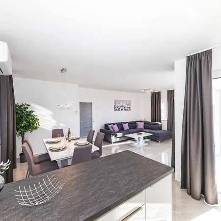 Appartement Beautiful In Okrug Gornji With Kitchen