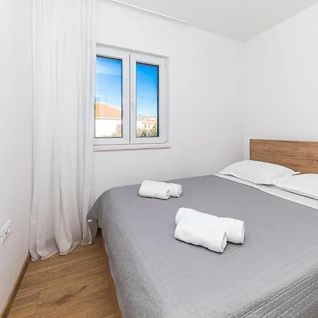 Beautiful In Okrug Gornji With Kitchen * Trogir