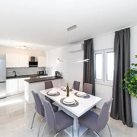 Beautiful In Okrug Gornji With Kitchen *
