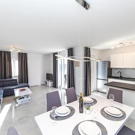 Apartment Beautiful In Okrug Gornji With Kitchen