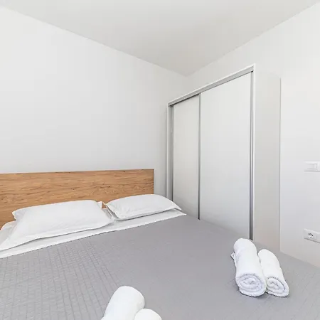 2 Bedroom Awesome In Okrug Gornji Apartmán *