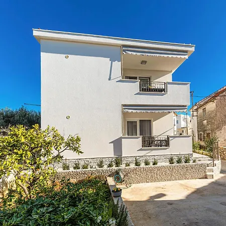 Apartment Beautiful In Okrug Gornji With Kitchen