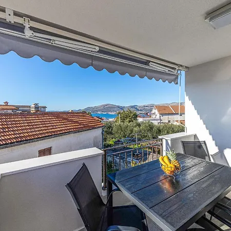 Beautiful In Okrug Gornji With Kitchen Trogir
