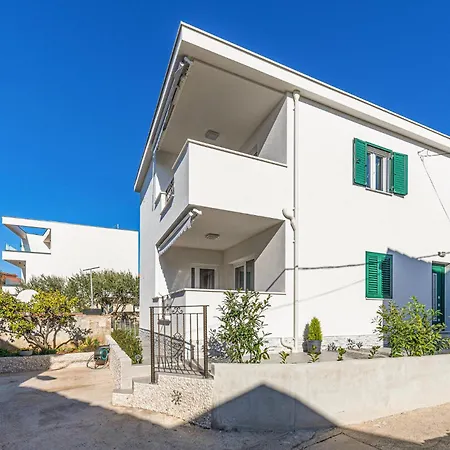 2 Bedroom Awesome In Okrug Gornji Apartmán