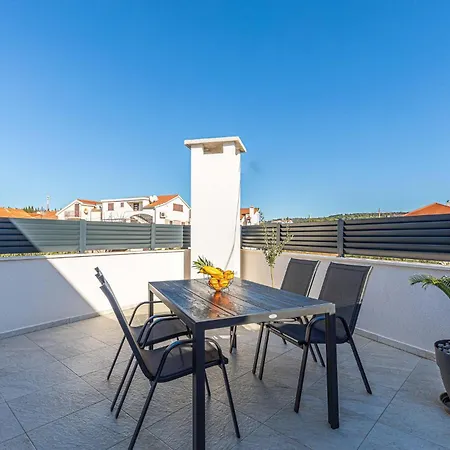 Beautiful In Okrug Gornji With Kitchen Trogir